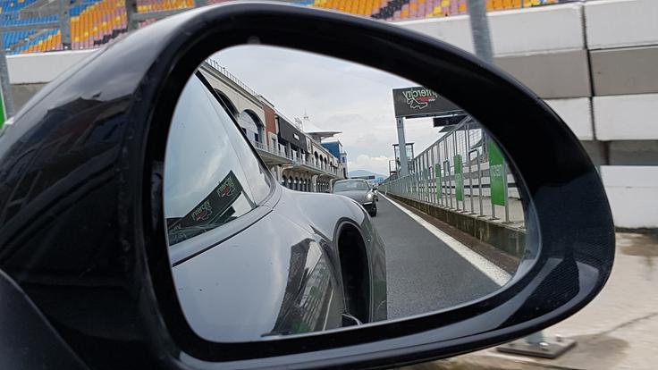 Porsche akademija Istanbul Vzvratni pogled iz porscheja 911 turbo S, ki mimogrede do 100 kilometrov na uro s štartnim programom pospeši v manj kot treh sekundah, je impresiven ... | Foto: Gregor Pavšič