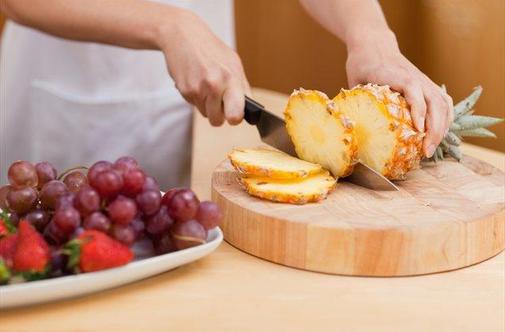 Sladki konec tedna: ananas v posteljici, prelit z vaniljevim pudingom