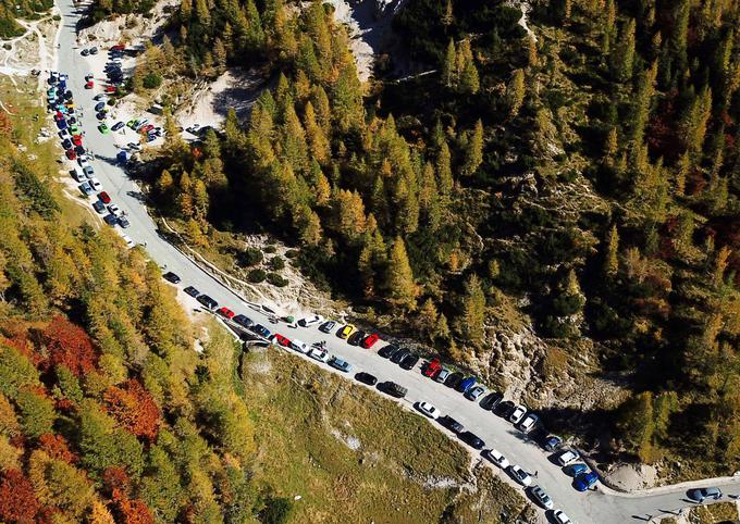 Več kot 80 avtomobilov se je udeležilo prvega dogodka Petrol maniacs tour, ki je potekal na 350-kilometrski trasi. Udeležili so se ga sila različni avtomobili, od močno predelanega volkswagen lupa do športne toyote GT86. | Foto: Petrol Manicacs