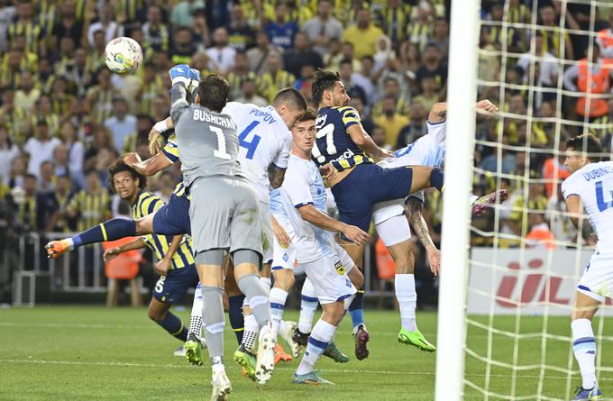 Benjamin Verbič je z Dinamom napredoval, a se že v prvem polčasu poškodoval. | Foto: AP / Guliverimage