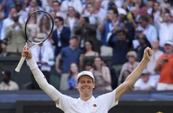 Jannik Sinner je prvič osvojil Wimbledon, ko je premagal Carlosa Alcaraza