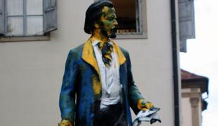 Vandalizem v Mariboru: oskrunili spomenik Josipa Jurčiča