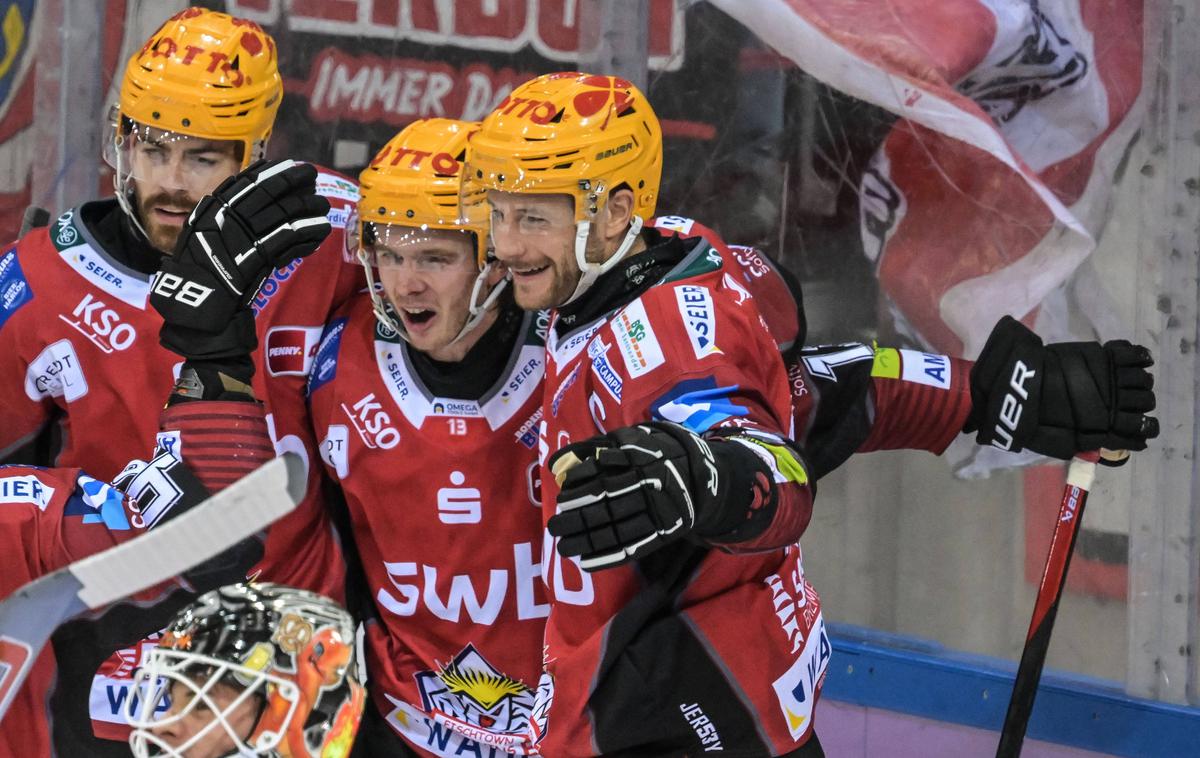 Mihe Verlič, Žiga Jeglič, Jan Urbas | Miha Verlič, Žiga Jeglič in Jan Urbas so na prvi tekmi osmine finala s soigralci Fischtown Pinguins s 5:0 premagali švedskega tekmeca Skelleftea. | Foto Guliverimage