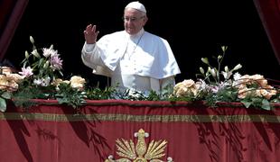 Papež Frančišek na velikonočno nedeljo podelil blagoslov svetu in pozval k miru v Siriji #foto