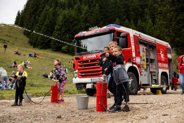 Gasilke iz PGD Mozirje so poskrbele za to, da so se najmlajši za en dan preizkusili v vlogi pravih gasilcev. | Foto: Mlekarna Celeia