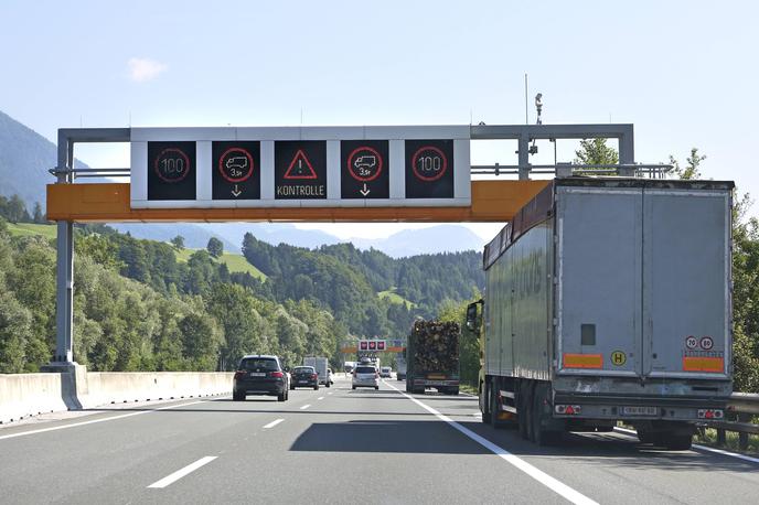 Avstrija, avtocesta |  Stefan A. se je, namesto da bi priznal krivdo in plačal položnico, pritožil na deželno upravno sodišče. Prometni znak, na podlagi katerega je bil kaznovan, je namreč postavljen 17 metrov preblizu. Fotografija je simbolična. | Foto Guliverimage