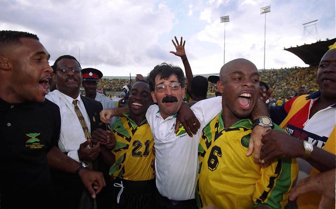 Veliko veselje v Kingstonu 16. novembra 1997, ko se je Jamajka prvič v zgodovini uvrstila na svetovno nogometno prvenstvo.  | Foto: Reuters
