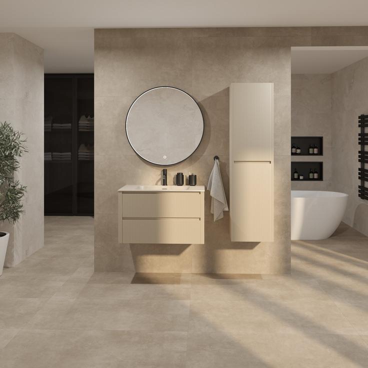 Fero-Term: Concepto+ kopalniška baza Diva, May Ceramics ploščica Cementino Blast Graige, May Ceramics ploščica Portlandstone Blanco, Voxort kad Stella New, Concepto+ kopalniška omarica Diva, Concepto+ ogledalo z LED osvetlitvijo Rafi Touch, Voxort mešalnik za umivalnik Maya Black Cool Start, Voxort stenska niša, Voxort obešalnik 3600, Voxort set kopalniških dodatkov, Terma radiator Tinetto Black. | Foto: Fero-Term