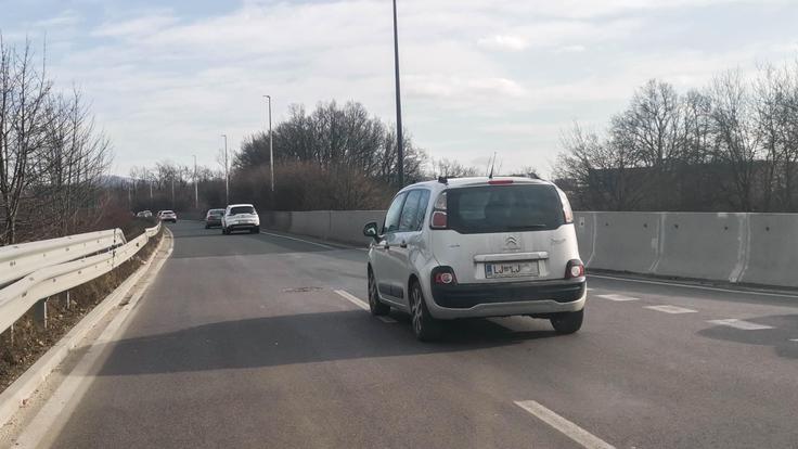 Pri izvozu iz BTC se sredinske črte poslovijo, zato se morajo vozniki sami razporediti na levi ali desni vozni pas. | Foto: Gašper Pirman