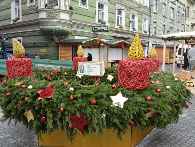 Šola za hortikulturo in vizualne medije Celje je tudi letos praznično podobo mesta dopolnila z zanimivo oblikovanim adventnim venčkom na "Zvezdi", na katerega so umeščene tudi adventne luči, ki se bodo prižigale vsako adventno nedeljo, prižig pa spremljajo manjši koncerti. | Foto: Šola za hortikulturo in vizualne umetnosti Celje