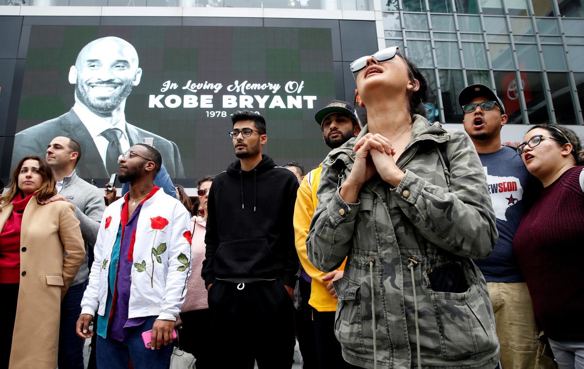 Kobe Bryant, Staples Centre | Pred Staples Centrom v Los Angelesu se zbira gruča navijačev, ki se poslavlja od Kobeja Bryanta. | Foto Reuters