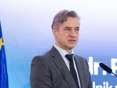 Premier Robert Golob bo odgovarjal na vprašanja poslancev