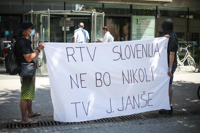 protest pred RTV, 20. 7. | Foto STA