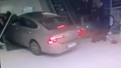 Moški v središču Maribora uničeval vozila