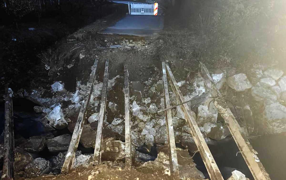 Goriška Brda, odstranjevanje posledic neurja | Pričakujejo, da bodo začasni most lahko postavili že v začetku prihodnjega tedna. | Foto Facebook/Občina Brda