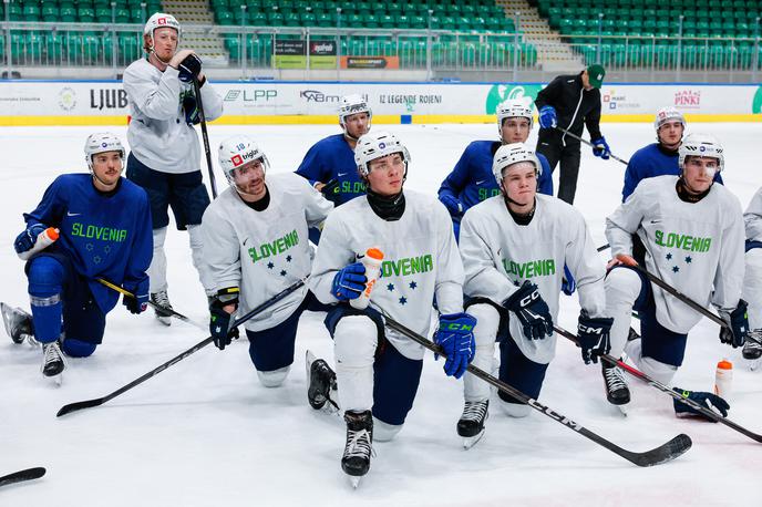 slovenska hokejska reprezentanca, Mark Sever (v sredini z bidonom) | Slovenska hokejska reprezentanca je v Tivoliju začela priprave na majsko svetovno prvenstvo najkakovostnejšega razreda. | Foto Aleš Fevžer