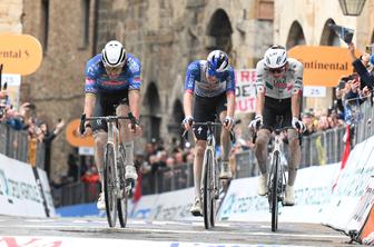 Mathieu van der Poel najmočnejši v napetem šprintu, Rogličev kolega tretji