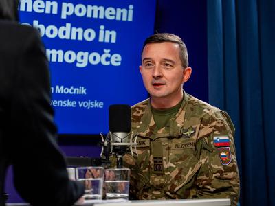 Uniforma pomeni tudi odsotnost: cena vojaškega poklica #Spotkast