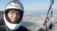 Župnik z jadralnim padalom pristal na Blejskem otoku #video