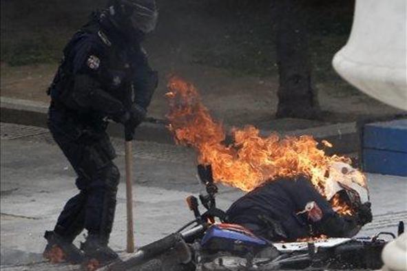 Med splošno stavko v Atenah z molotovkami nad policiste (FOTO)