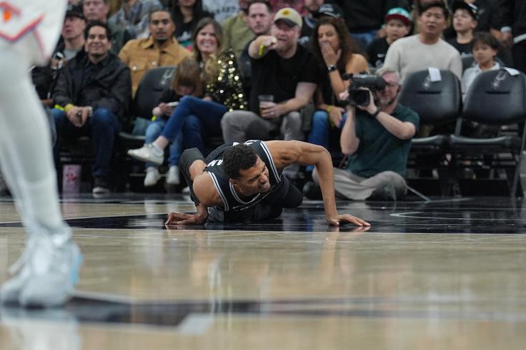 Tudi Victor Wembanyama se je poškodoval na zadnji tekmi leta 2025. | Foto: Reuters