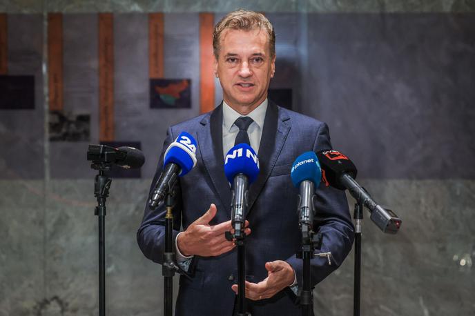 Robert Golob | Glede pozivov k odstopu je Golob dejal, da gre za popolnoma brezpredmetno vprašanje. | Foto STA