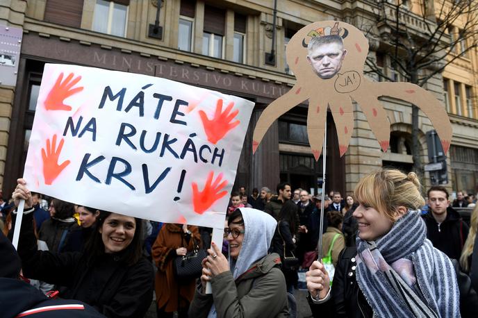 Kuciak novinar slovaška protest | Novinar, ki je pisal o povezavah med italijansko mafijo na Slovaškem in vidnimi slovaškimi politiki, je bil skupaj z zaročenko Martino Kušnirovo ubit 21. februarja lani v svoji hiši v kraju Velka Mača. | Foto Reuters