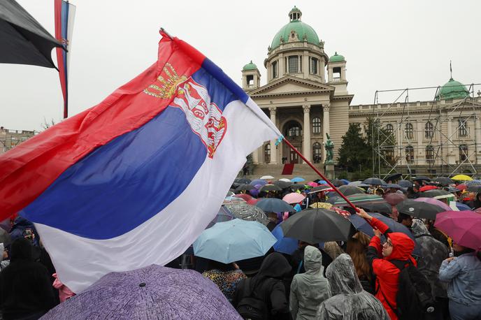 Beograd, shod | Na začetku shoda so protestniki ponovili zahteve po prenehanju spodbujanja in ignoriranja nasilja, pozivali so tudi k odstopu srbskega predsednika Aleksandra Vučića. | Foto Reuters