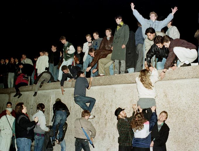 Državljani Vzhodnega Berlina so takole preplezali zid pri Brandenburških vratih. | Foto: Reuters