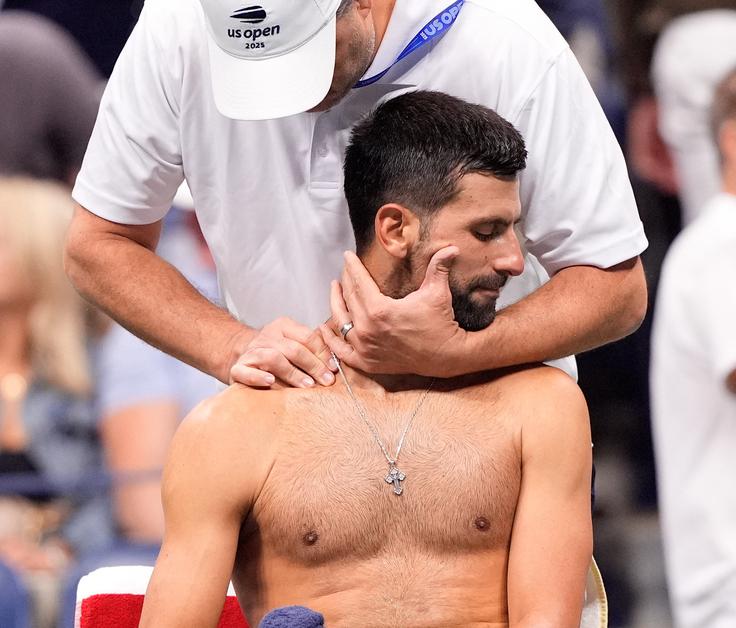 Novak Đoković je imel v zadnjem dvoboju nekaj težav z vratom, a to ni vplivalo na njegovo igro. | Foto: Reuters