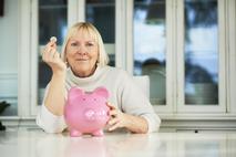 ženska upokojenka varčevanje pokojnina denar