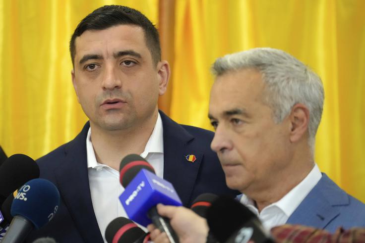 Ker desničarski teoretik zarot Calin Georgescu (desno) ne more kandidirati na ponovljenih predsedniških volitvah, je na letošnjih predsedniških volitvah podprl Georgeja Simiona (levo), ki je bil na lanskih (pozneje razveljavljenih) predsedniških volitvah v prvem krogu na četrtem mestu. Georgescu in Simion imata zelo podobne politične poglede: sta vneta romunska nacionalista, se pa zdi, da je Simion bolj naklonjen Natu kot Georgescu. | Foto: Guliverimage