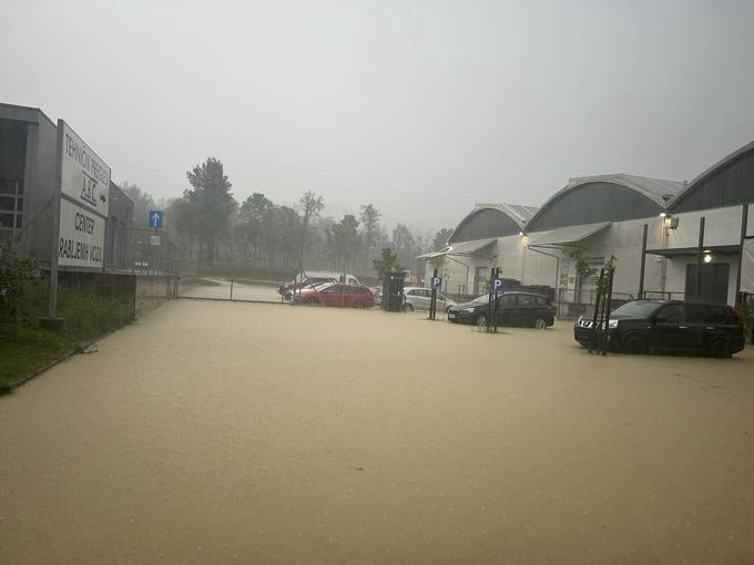 Poplave meteorne vode v Krombergu | Foto: Radio Robin/Facebook