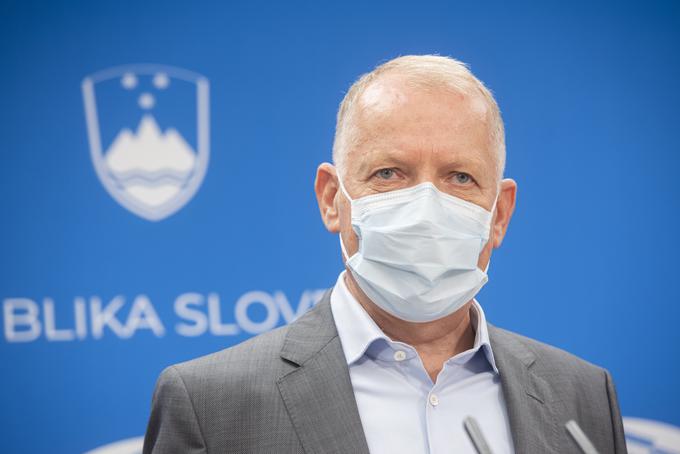 "Glede na število na novo okuženih se stanje v državi ne umirja in pritisk na bolnišnice ter intenzivne oddelke ne popušča," je pred dvema tednoma dejal Matjaž Jereb, vodja oddelka intenzivne terapije infekcijske klinike UKC Ljubljana. | Foto: STA ,