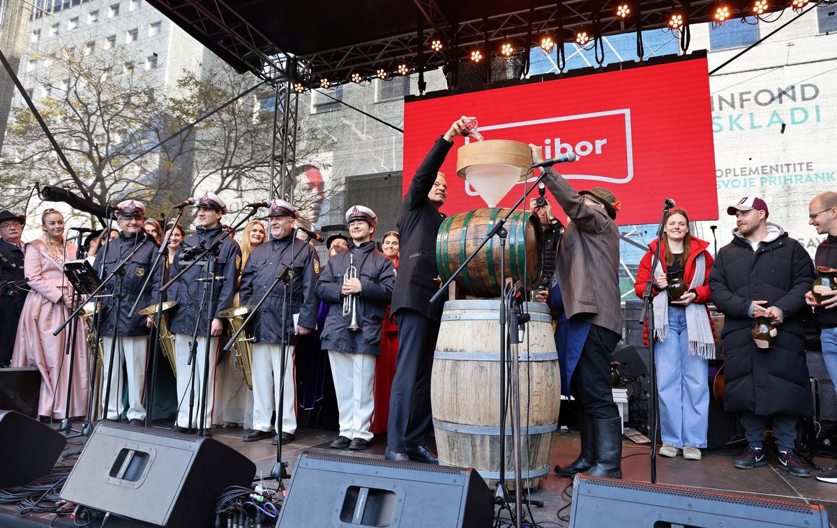 Martinovo Maribor 2025 | Mošt je krstil in s tem v vino spremenil mariborski župan Saša Arsenovič. | Foto Mediaspeed