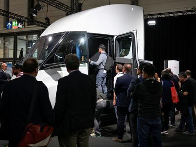 Po devetih letih čakanja in razvoja: Tesla je na serijski liniji izdelala prvi tovornjak