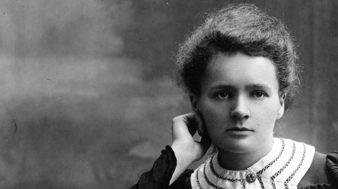 Tudi Marie Curie (na fotografiji) in njen mož Pierre Curie, ki sta radij odkrila leta 1898, ga nista nikoli uživala s hrano in pijačo. Marie Curie je skoraj do svoje smrti leta 1934 tudi raziskovala povezanost med izpostavljenostjo radiju in poslabšanjem zdravje. Navsezadnje pa je Marie Curie delo z radioaktivnimi snovmi tudi pokopalo, umrla je namreč zaradi slabokrvnosti, ki jo je povzročila prav izpostavljenost radiju.  | Foto: How It Works Magazine