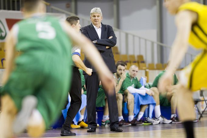 Trener Aleš Pipan opozarja svoje igralce pred mlado škofjeloško zasedbo. | Foto: 