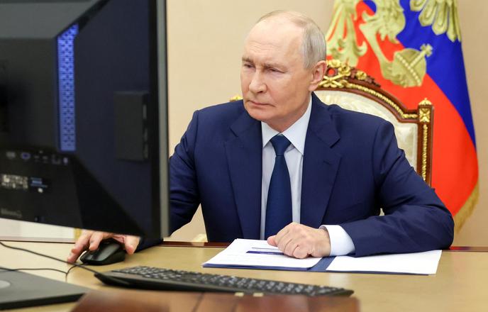 Putin glasoval z nekaj kliki, splet pa se zabava zaradi njegovega zaslona #video