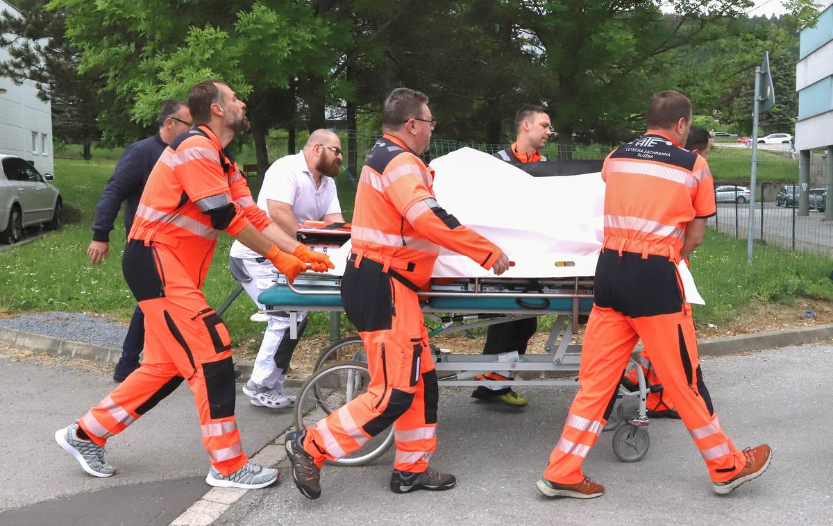 Robert Fico | Hudo ranjenega predsednika slovaške vlade Roberta Fica so iz mesta Handlova s helikopterjem prepeljali v bolnišnico. | Foto Reuters