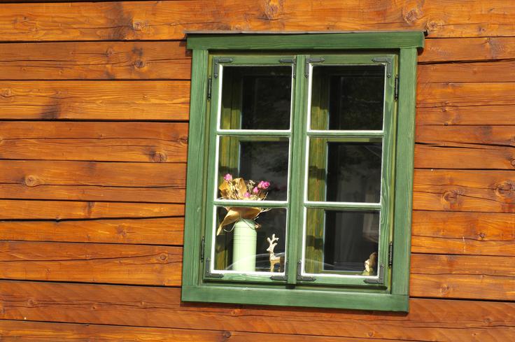 Okno, ki ima manjše steklene površine, prepušča manj toplote. | Foto: Thinkstock