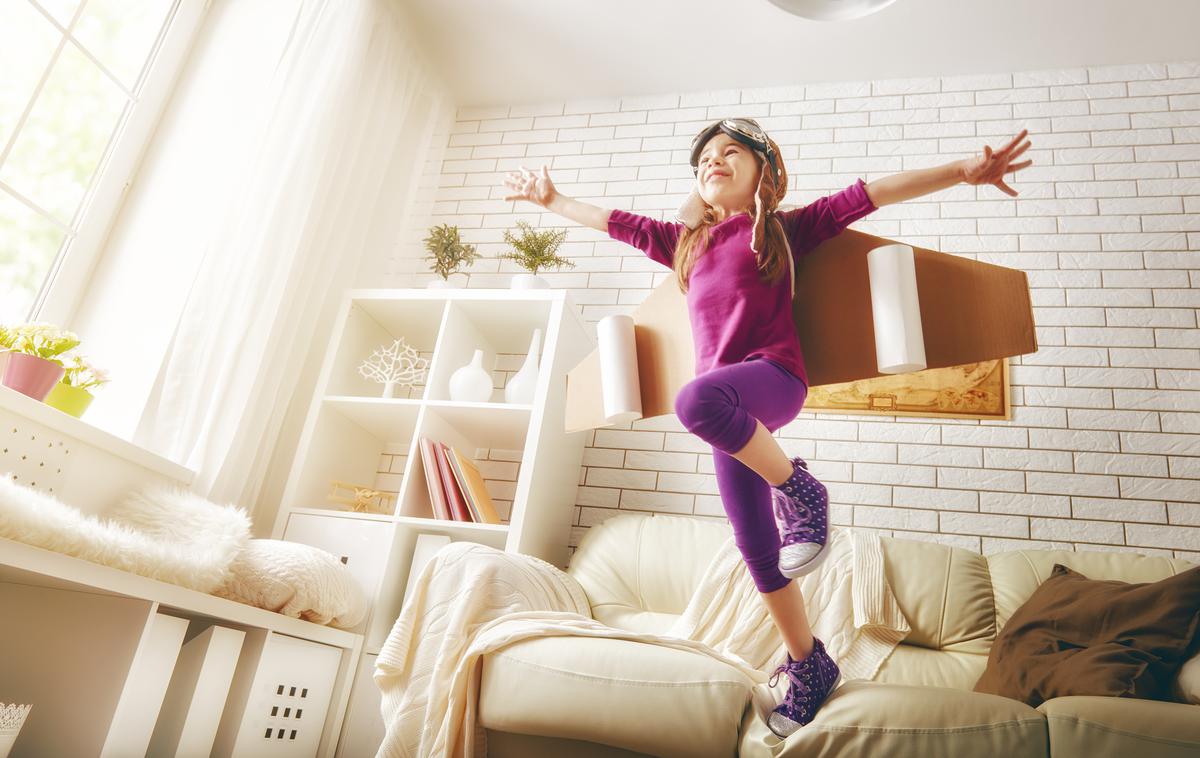 otrok doma | Otroci pohištva velikokrat ne uporabljajo tako, kot je predvideno. Plezajo po odprtih predalih omarice, po policah in drugem pohištvu, ki se lahko prevrne na otroka. | Foto Getty Images