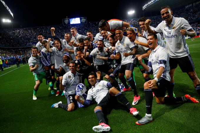 Veselje nogometašev Reala, ki so osvojili prvi naslov španskega prvaka po sušnih petih letih. | Foto: Reuters