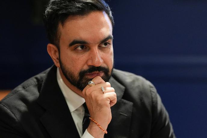 Zohran Mamdani | "Jasno je, da nimamo neodvisne pravne pristojnosti za izvršitev tega naloga. Zvezna vlada pa jo ima, zato jo pozivam, naj pristopi k Mednarodnemu kazenskemu sodišču in izvrši ta nalog," je v torek povedal župan New Yorka. | Foto Reuters