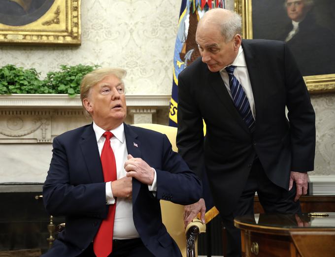 V ZDA dvigajo prah izjave nekdanjega vodje Trumpovega osebja Johna Kellyja (na fotografiji skupaj s Trumpom) v intervjuju za New York Times. Kelly, ki je upokojeni general, je dejal, da Trump ustreza definiciji fašista, da bi vladal kot diktator, če bi mu bilo dovoljeno, in da ne razume ustave ali koncepta pravne države. Potrdil je prejšnja poročila, da je Trump dal občudujoče izjave o Adolfu Hitlerju. Kelly je bil vodja Trumpovega osebja med julijem 2017 in januarjem 2019. Demokrati še zlasti opozarjajo, da je bil Trump v prvem mandatu v Beli hiši obkrožen z ljudmi, kot je bil Kelly, ki so ga zadrževali, v morebitnem mandatu pa bi Trump brez zadržkov uveljavljal svojo politiko. | Foto: Guliverimage