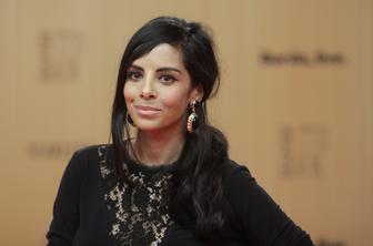 Velika afera se zapleta. Globoki ponaredki gole zvezdnice ali ne?