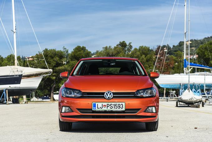 Volkswagen polo je vstopil v 6. generacijo in bo s tehnološko najnovejšimi sistemi in mladostniško potniško kabino poskusil ubraniti napad prodajno vse uspešnejših majhnih športnih terencev. | Foto: Gašper Pirman