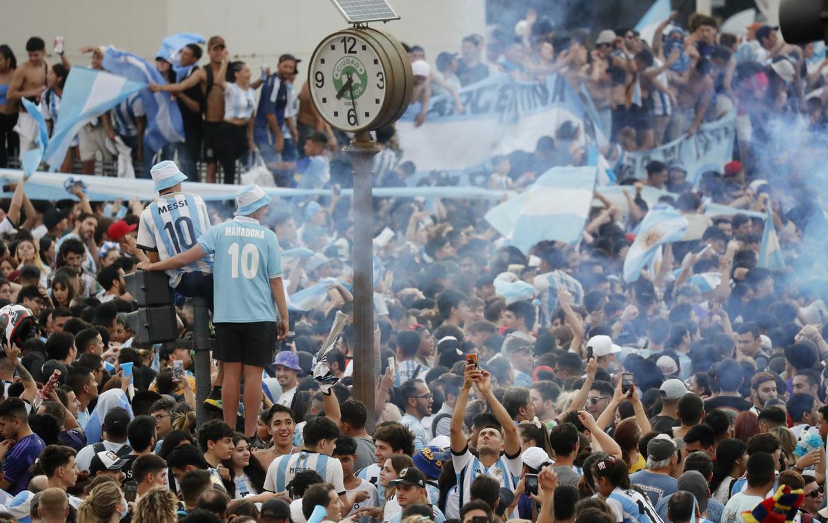 Argentina Buenos Aires | Argentinski ljubitelji nogometa so preplavili ulice in pozdravili veliko zmago reprezentance na SP 2022. | Foto Reuters