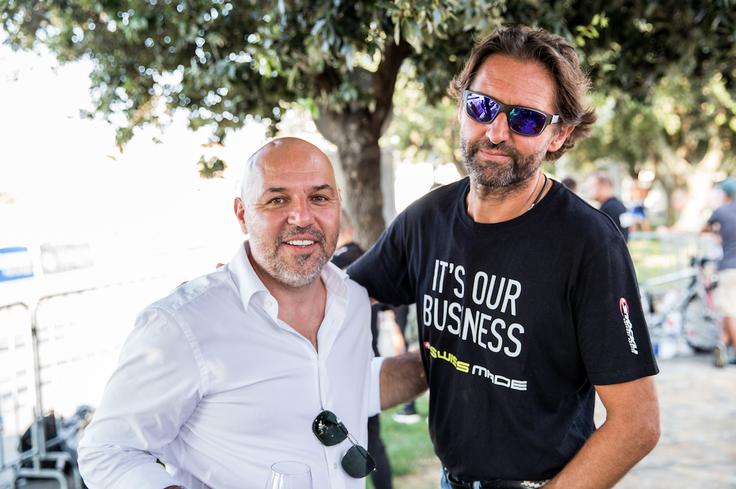 V Kopru sta jo spremljala partner Andrea Massi (na fotografiji z Milanom Erženom, direktorjem I Feel Slovenia Ironman 70.3 Slovenian Istria) in njuna sedemmesečna hčerka. | Foto: Vid Ponikvar