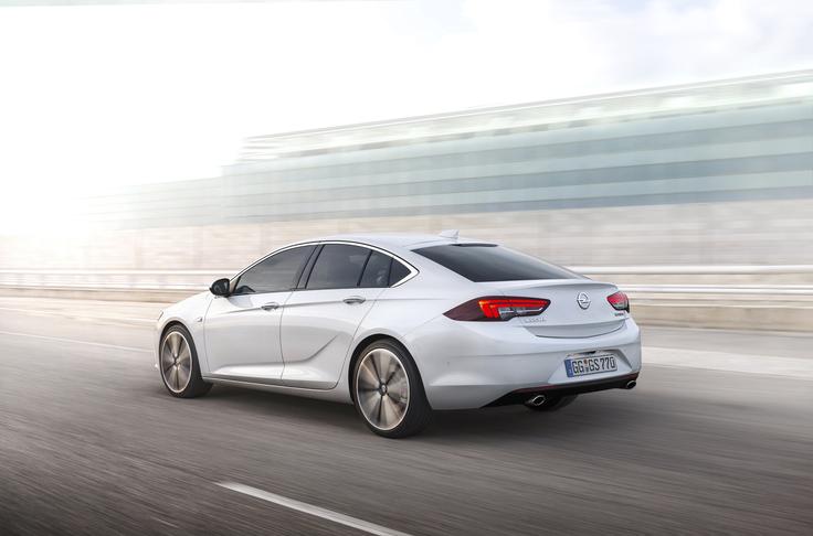 Oblikovalci so pri insignii grand sport okrepili razmerje med eleganco in dinamiko. Videti je daljša in nižja, ima vitkejšo silhueto kupeja, ki ji daje drzno držo oziroma več samozavesti med avtomobili svojega razreda. Skupna dolžina je malenkost večja in doseže skoraj 4,9 metra (na 4897 mm), pozorno oko pa bo opazilo tudi krajše previse spredaj in zadaj. | Foto: Opel